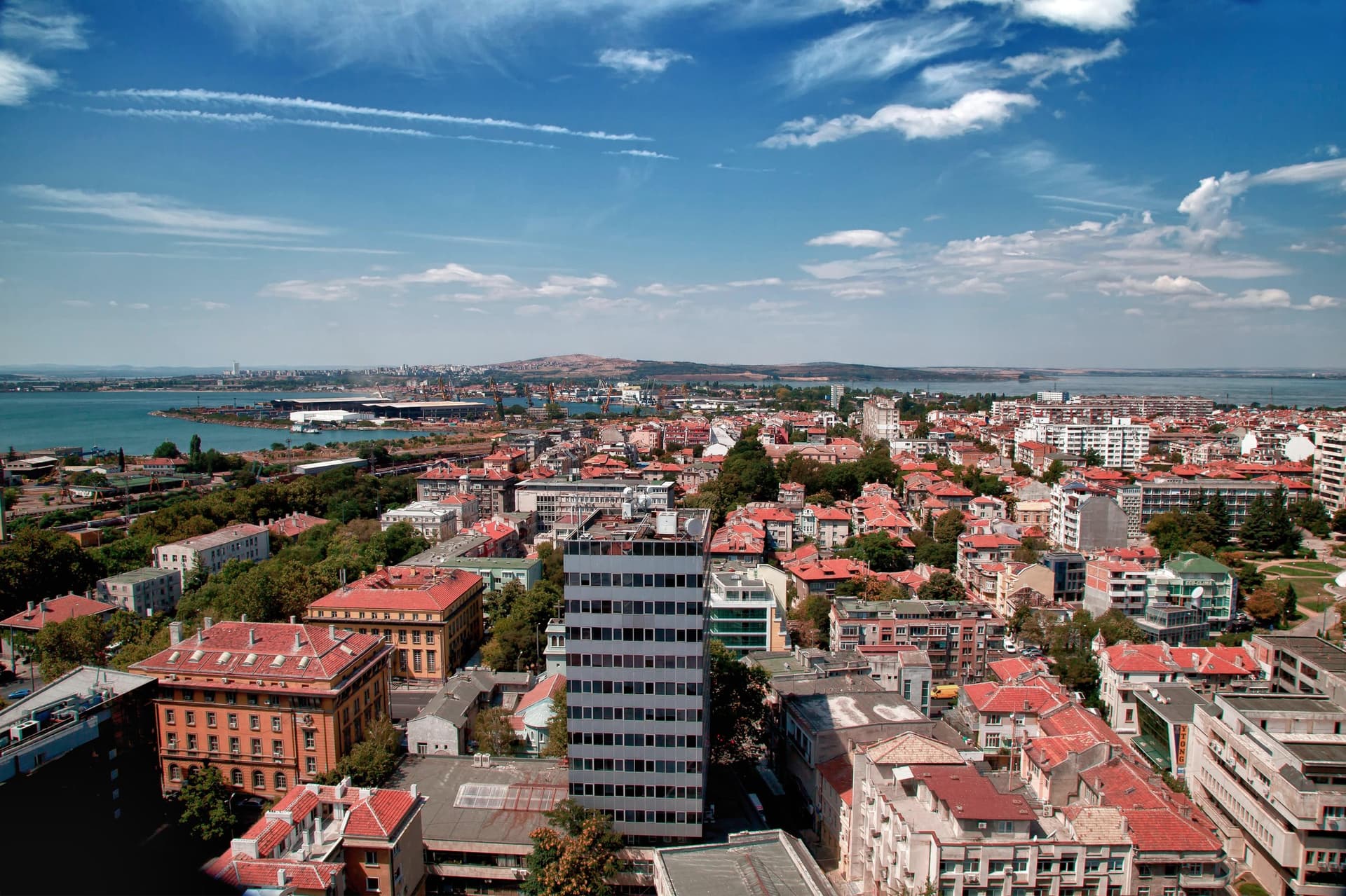 Панорамна гледка на български град с имоти